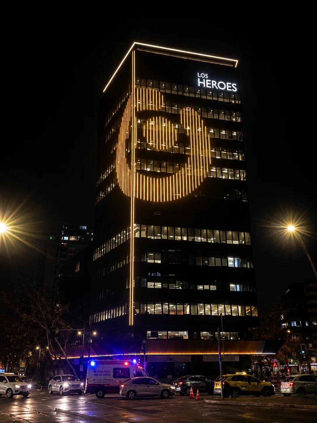 Fachada del edificio Los Heroes iluminada en la escena Año Nuevo