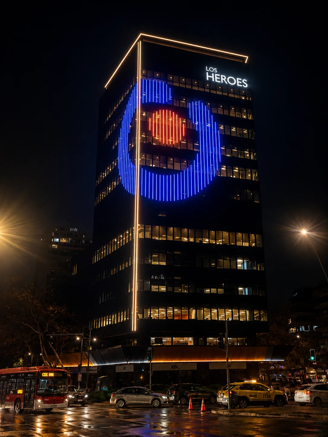 Fachada del edificio Los Heroes iluminada en la escena Cumpleaños Los Héroes