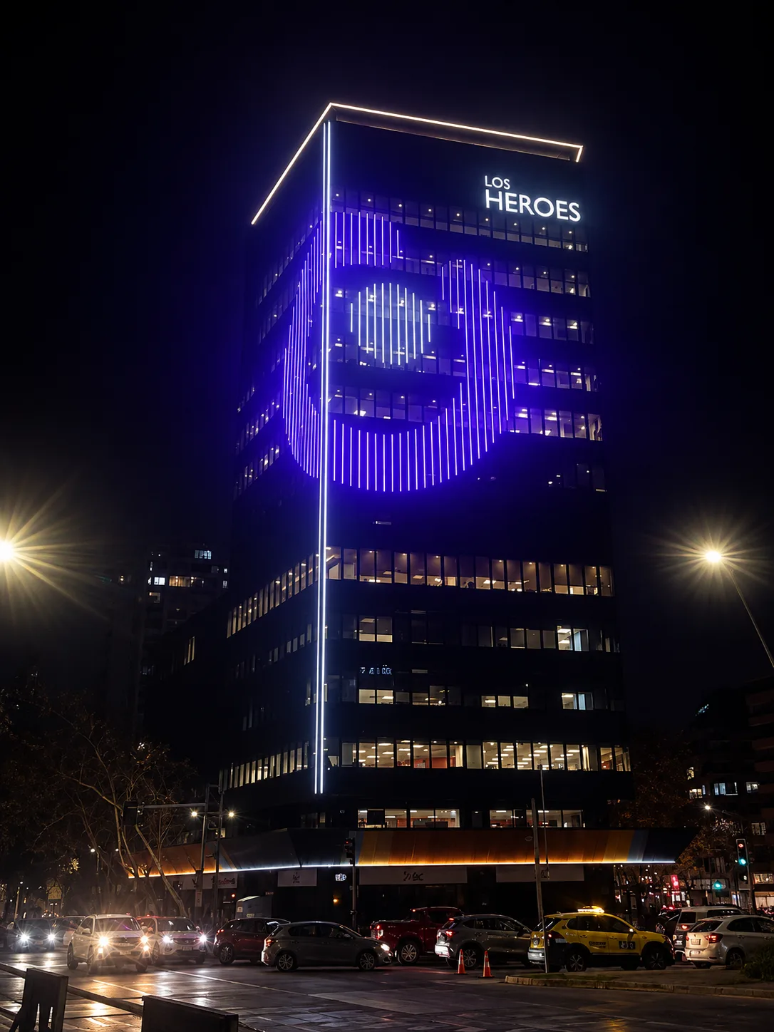 Fachada del edificio Los Heroes iluminada en la escena Día de la Mujer