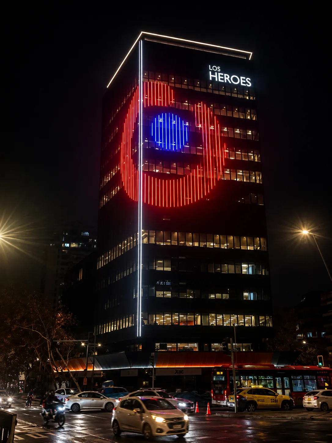 Fachada del edificio Los Heroes iluminada en la escena Fiestas Patrias