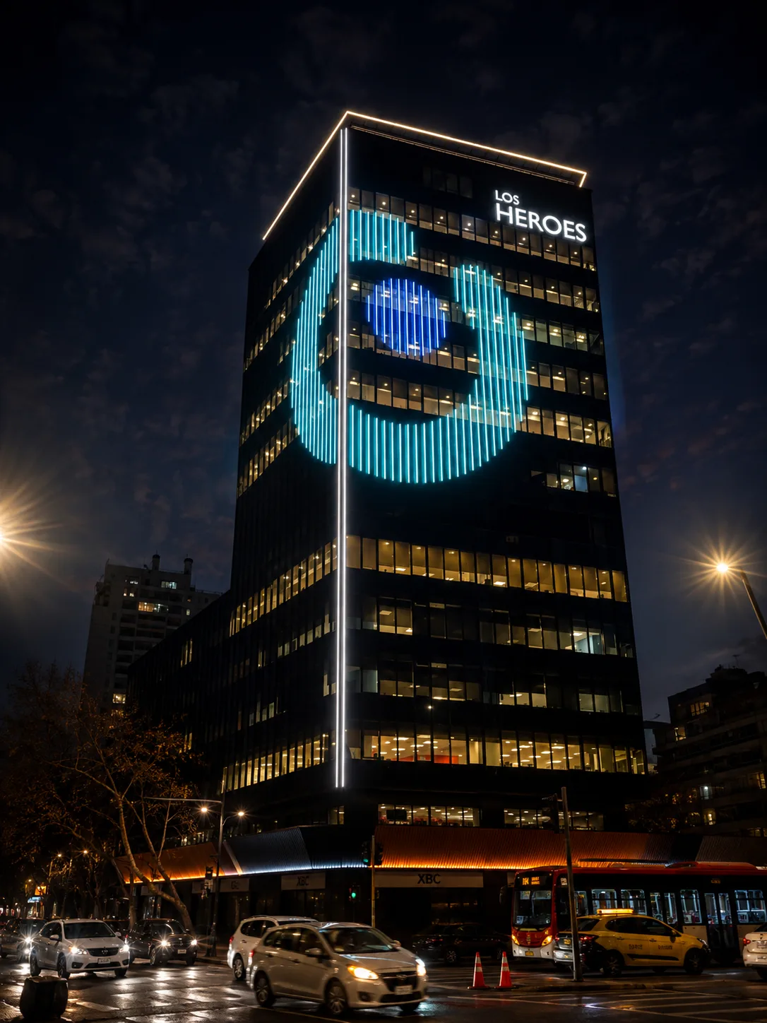 Fachada del edificio Los Heroes iluminada en la escena Glorias Navales