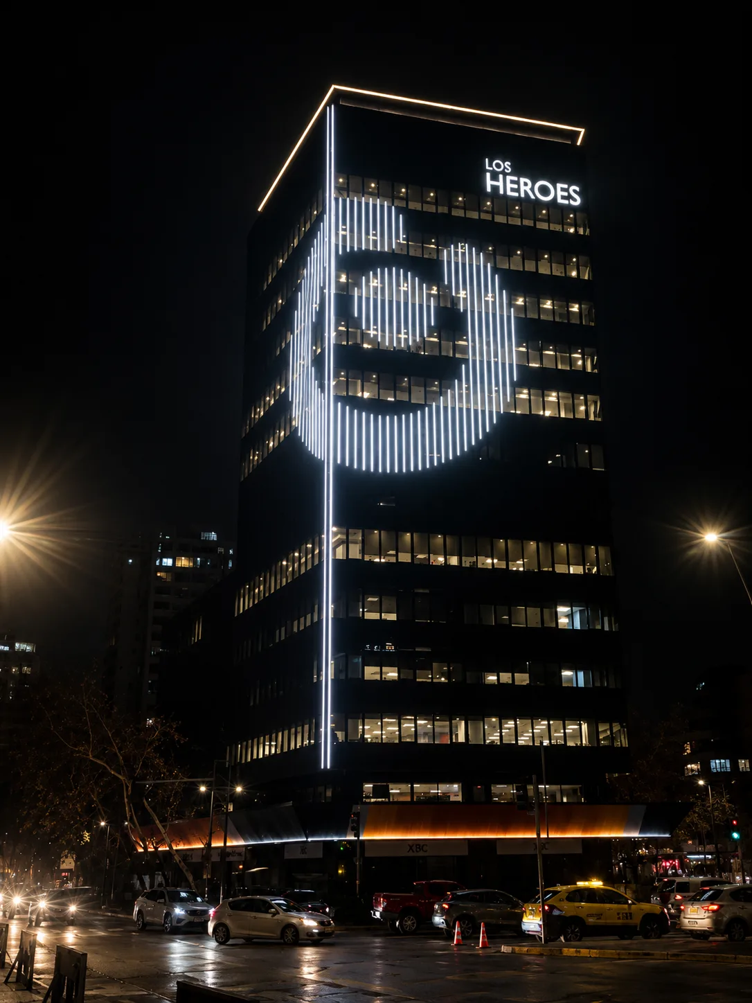 Fachada del edificio Los Heroes iluminada en la escena Habitualidad
