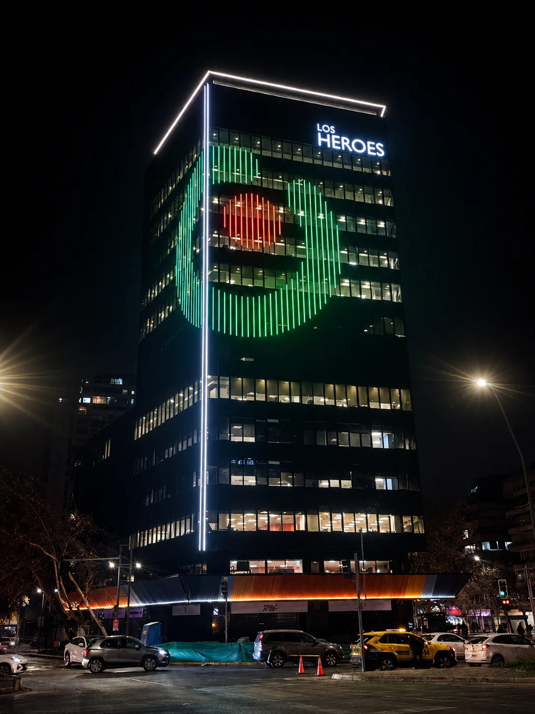 Fachada del edificio Los Heroes iluminada en la escena Navidad