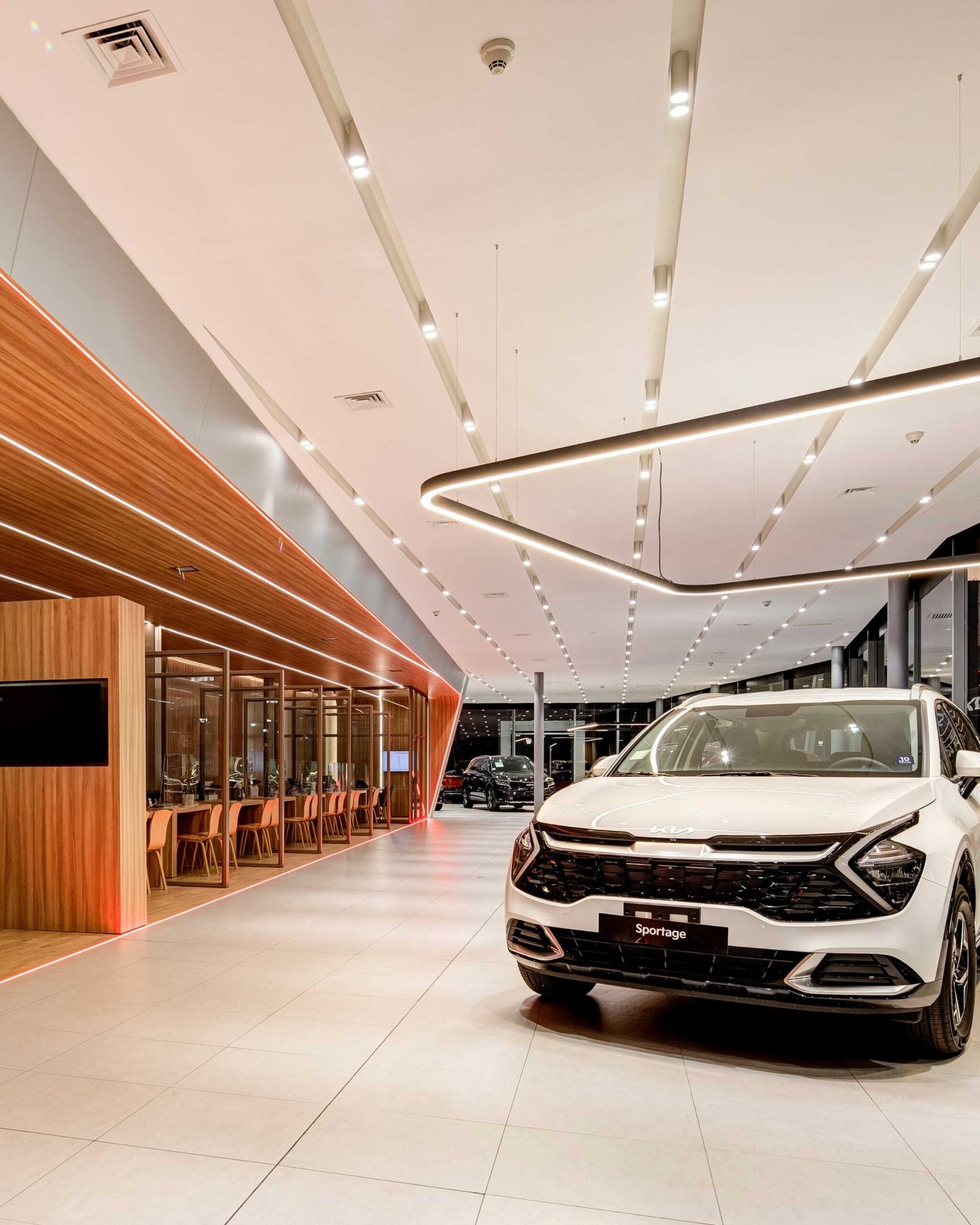 Showroom automotriz moderno kia – Luminova Cromatix, diseño interior Chile
