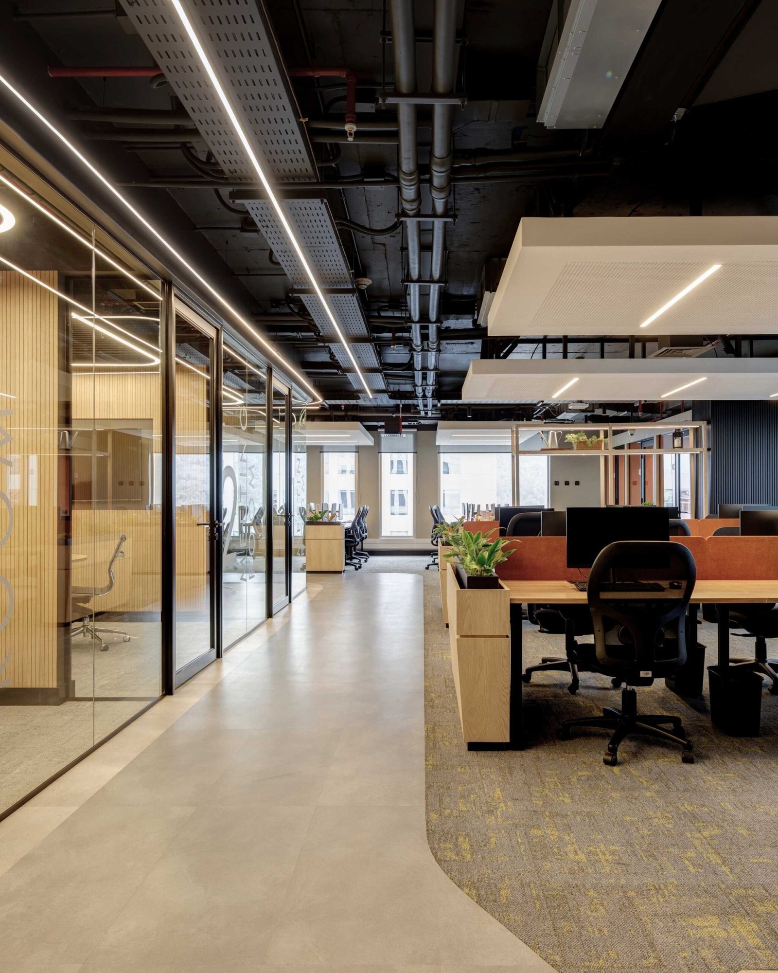 Oficina corporativa moderna – Luminova Cromatix, interiorismo empresarial Chile