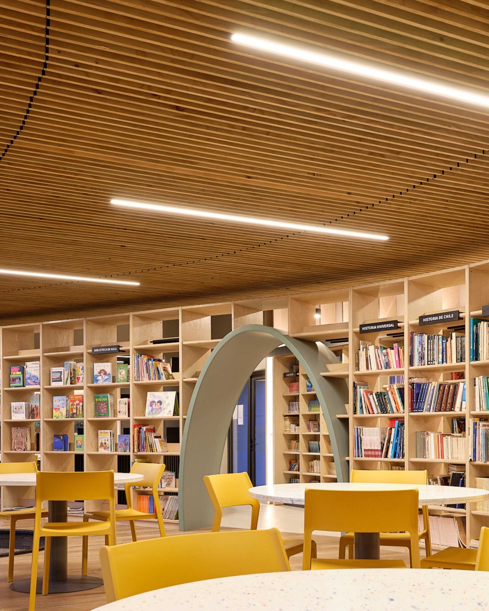 Espacio educativo moderno iluminado con productos Luminova Cromatix en Chile