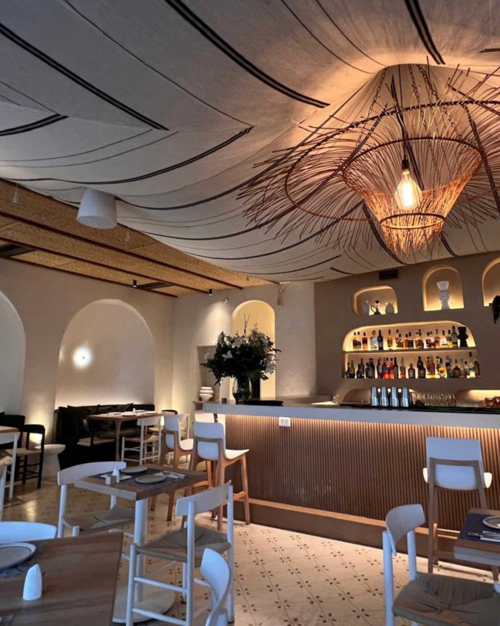 Restaurante y espacio gastronómico moderno – Luminova Cromatix Chile