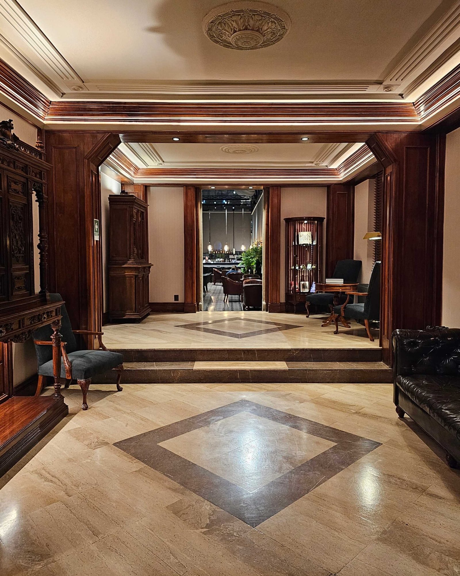 Diseño de interiores hotelero moderno – Luminova Cromatix Chile