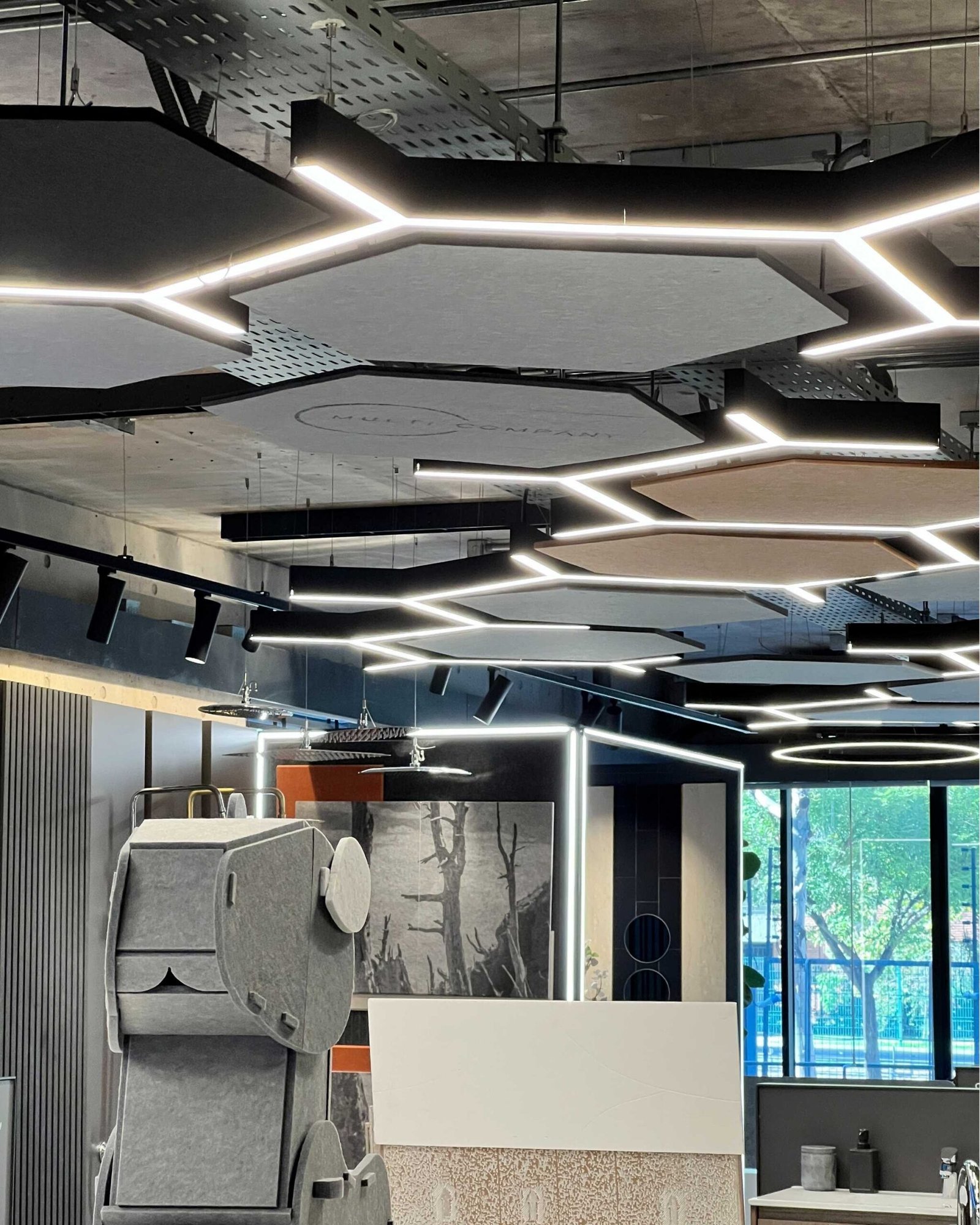 Local comercial y retail diseñado con productos Luminova Cromatix en Chile