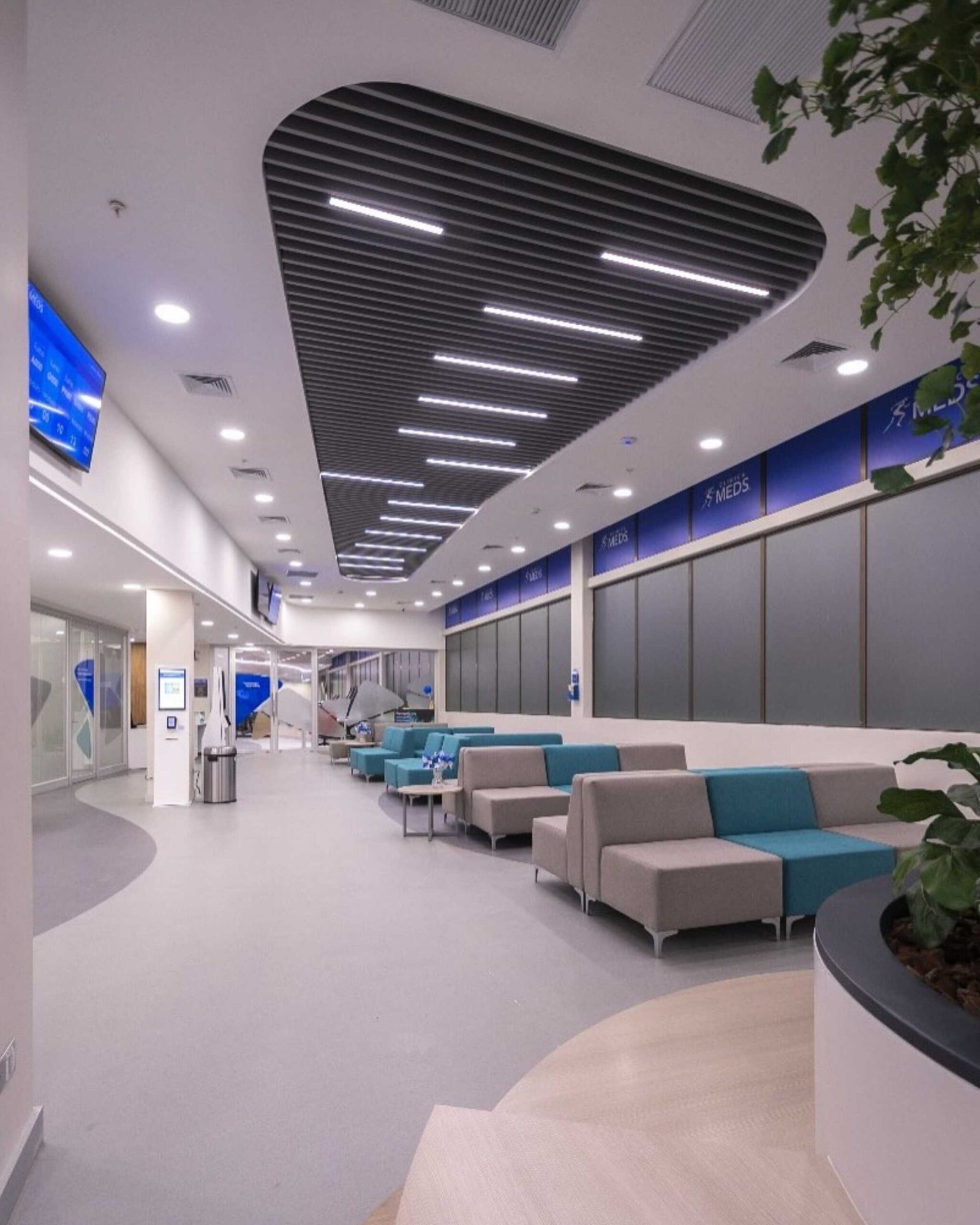 Diseño interior de clínica moderna – Luminova Cromatix Chile