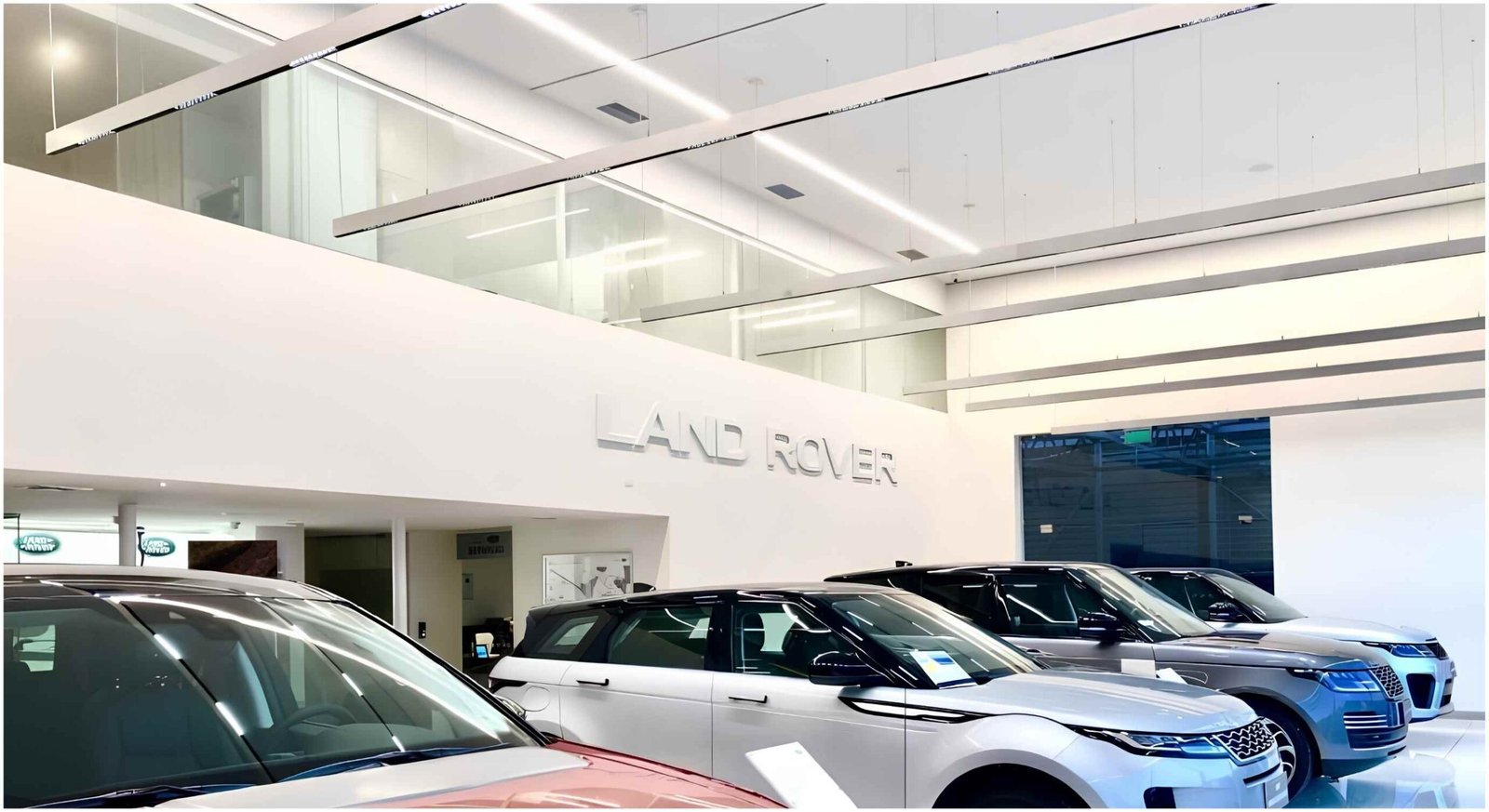 DITEC - Showroom Jaguar y Land Rover | Arquitectura: Rodrigo Errázuriz | Lighting Design: LEVO Studio